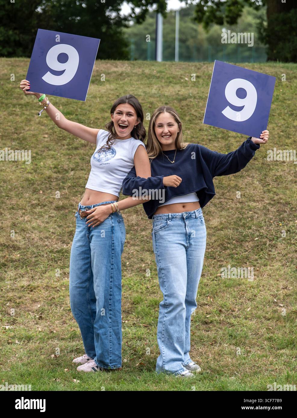 Sophia Forshaw (links), die sieben 9er, einen 8er und zwei 7er erhielt, und Sophie Lyons (rechts), die zwei 9er, drei 8er und vier 7er in ihren GCSEs an der Grammar School in Leeds in Leeds erhielt. Hunderttausende von Schülern in England, Wales und Nordirland erhalten Noten, um ihnen zu helfen, die sechste Schulausbildung, das College oder die Ausbildung zu erreichen. Bilddatum: Donnerstag, 21. August 2025. Stockfoto