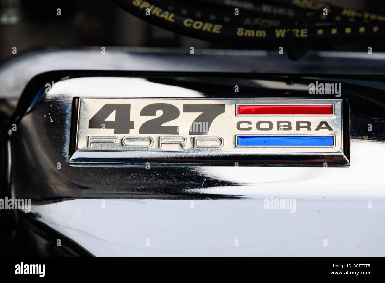 AC Cobra 427 Ford Big Block Rennmotor Kippventildeckel mit Logo. Stockfoto