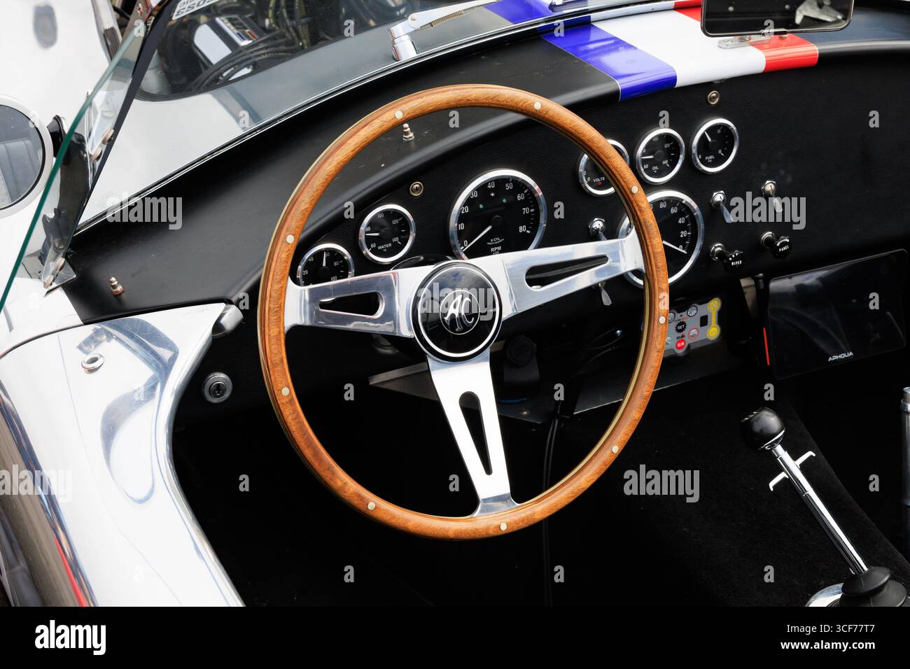 Klassischer Rennwagen, AC Cobra 427 Kubikmeter Lenkeheel und Anzeigen. Stockfoto