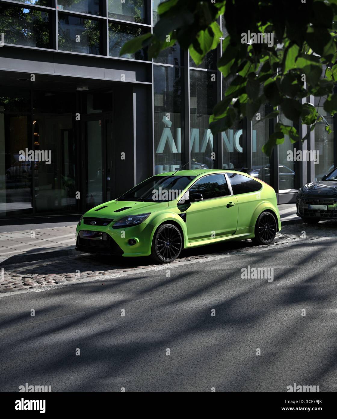 Edytoriell. Ford Focus rs. Sportwagen, Nahaufnahme, in einer großen Stadt, und Spiel von Sonnenlicht. Asphaltstraße. Steht auf dem Parkplatz. Große Stadt, Architektur Stockfoto