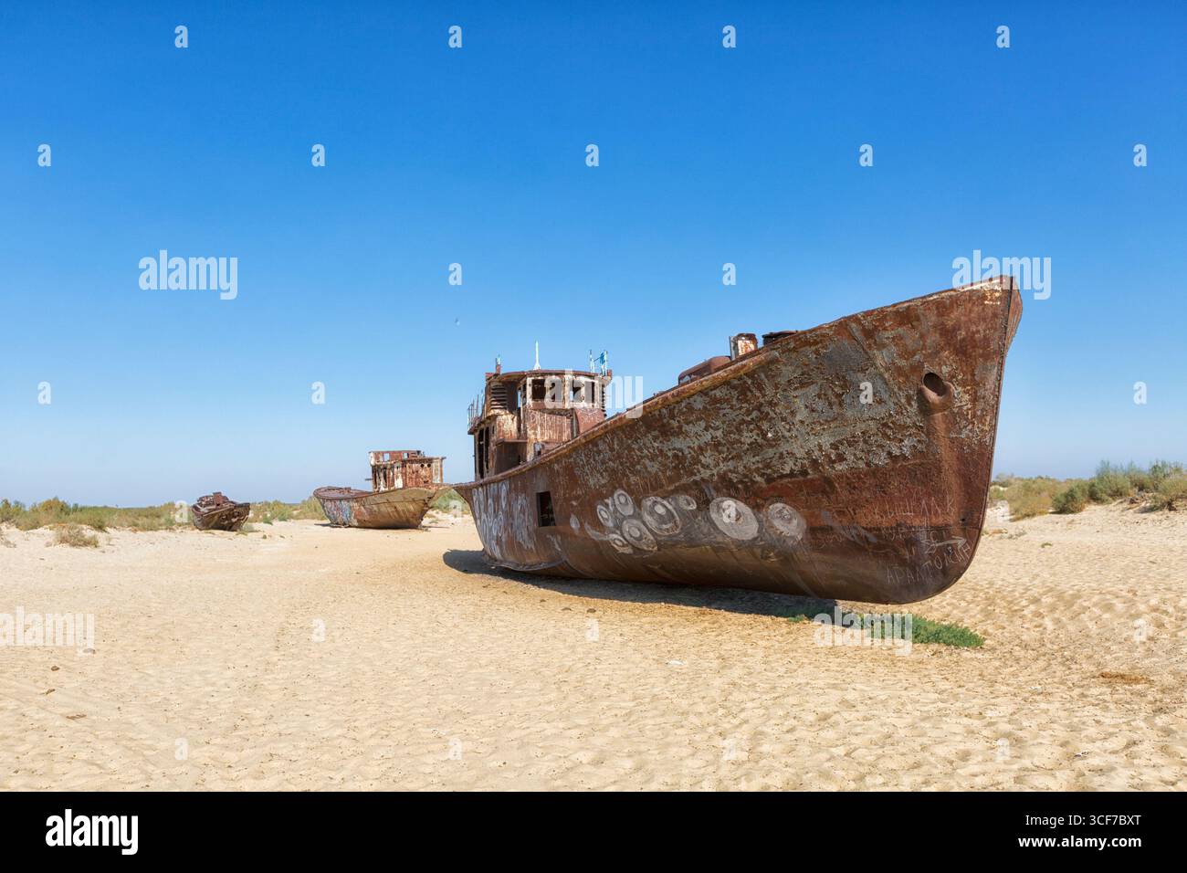 Rustikales Boot auf einem Schiffsfriedhof in einer Wüste rund um Moynaq, Aral Meer, Usbekistan Stockfoto