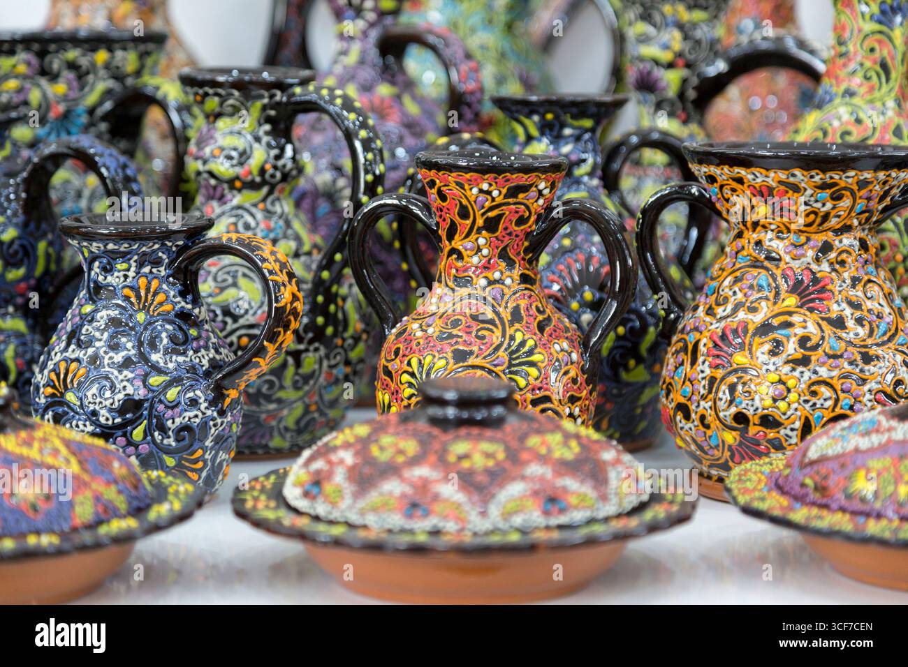 Ein helles Set usbekischer Schüsseln aus nächster Nähe Stockfoto