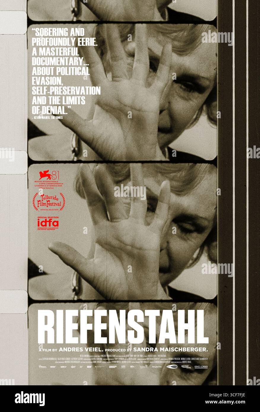 Riefenstahl (2024) unter der Regie von Andres Veiel. Ein nüchterner Dokumentarfilm über das Leben, die Propagandakarriere und die moralische Komplexität des Filmemachers Leni Riefenstahl, dessen ästhetische Innovationen zur Mythologisierung des NS-Regimes beitrugen. US-Poster NUR FÜR REDAKTIONELLE ZWECKE. Quelle: BFA / Kino Lorber Stockfoto