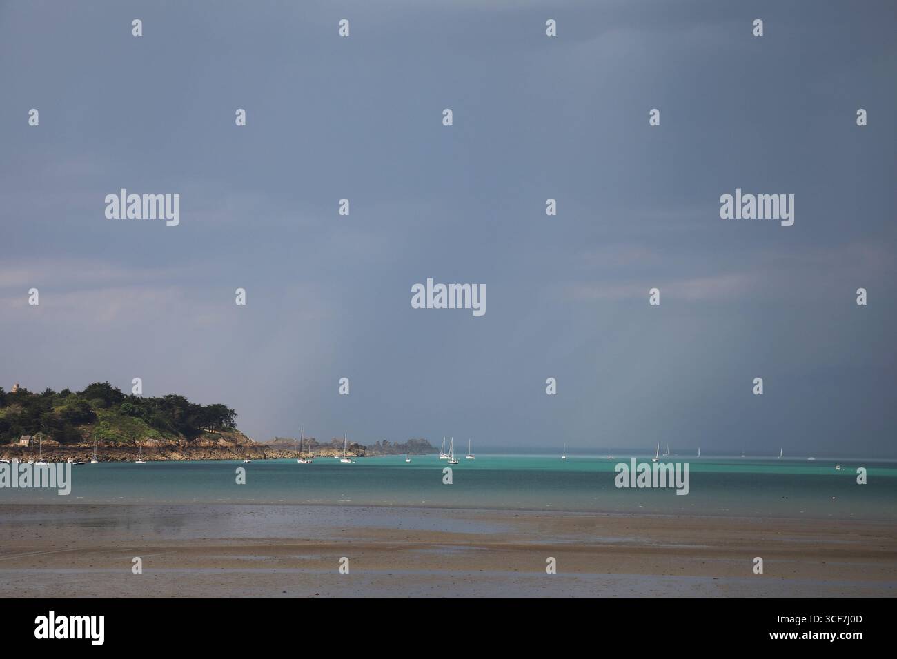 Regnerische Wolken auf Ebihens Insel in der französischen Bretagne Stockfoto