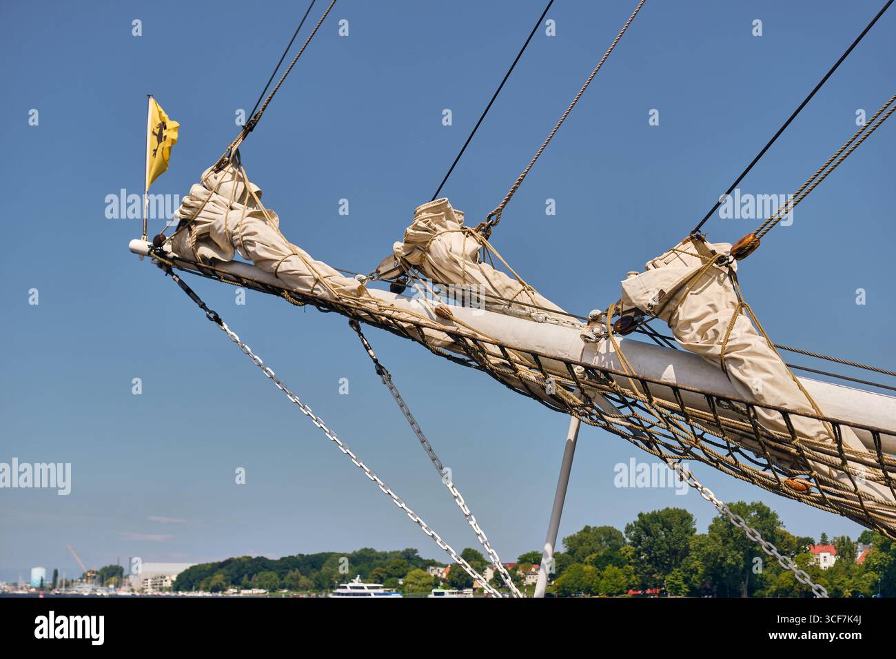 Große Bogsprits mit Rollausleger segeln vor dem Rostocker Hafen, fotografiert an einem klaren Sommertag als Teil der lokalen Charterflotte in Deutschland. Stockfoto