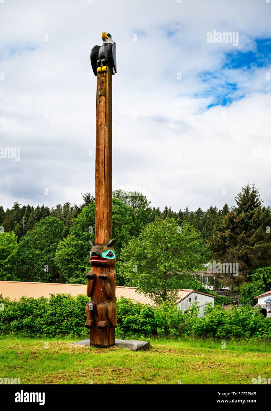 Adler und Wolf Totempfahl in Klawock. Der Park verfügt über 21 Totempfähle aus dem Dorf Tuxekan auf Prince of Wales Island, Alaska, USA. Stockfoto
