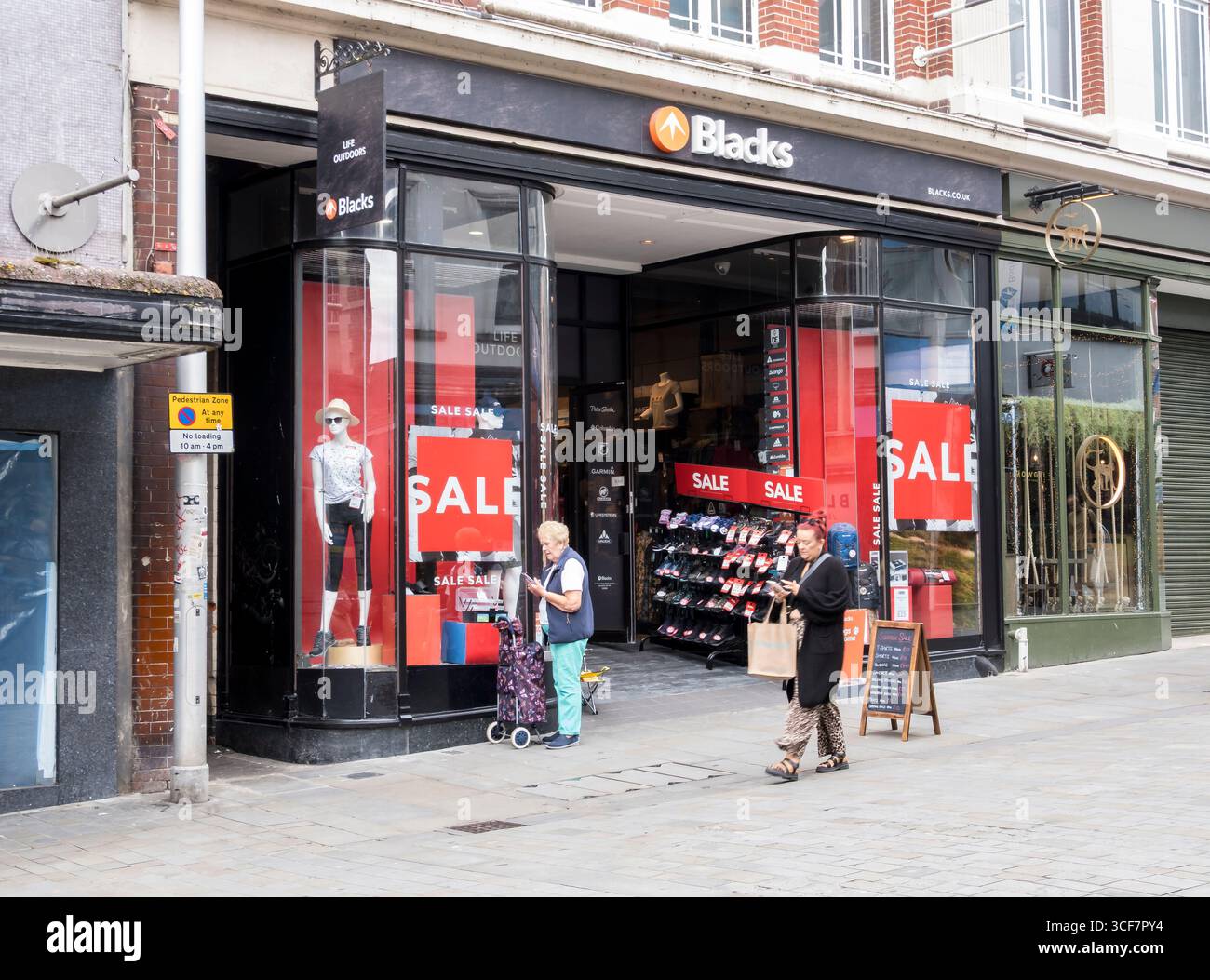 Verkauf von Outdoorbekleidung, High Street, Lincoln City, Lincolnshire, England, UK Stockfoto
