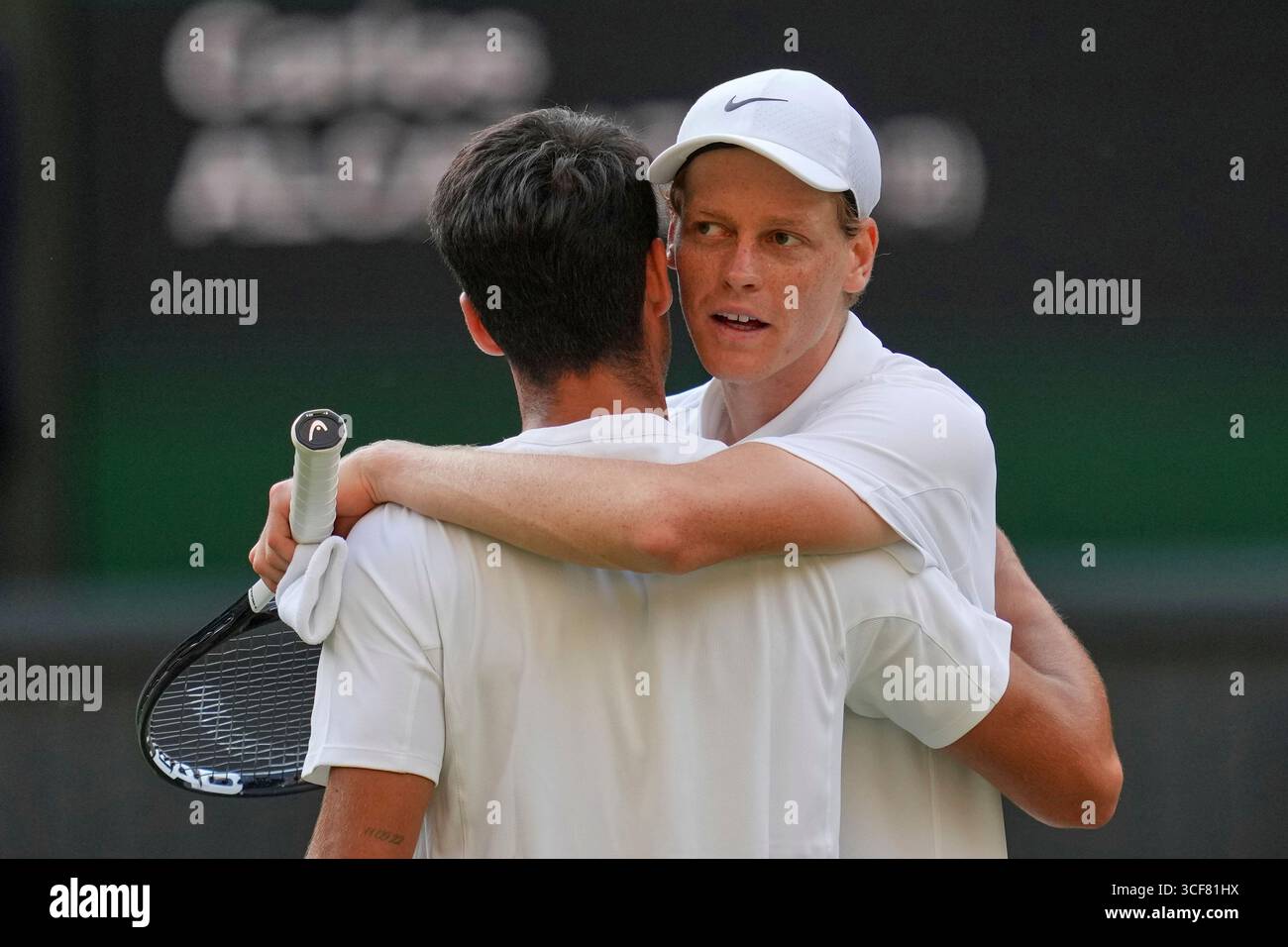 FILE - Italy's Jannik Sinner, right, greets Carlos Alcaraz, of Spain, at the net after beating him to win the men's singles final at the Wimbledon Tennis Championships in London, July 13, 2025. (AP Photo/Kin Cheung, File) Stockfoto