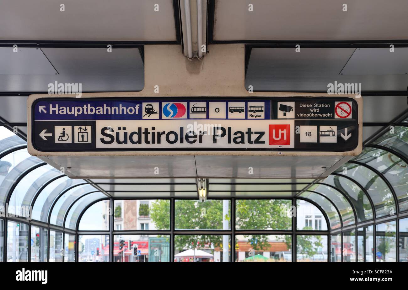 Wien, Österreich - 10. Juli 2025: Verkehrsschild am U-Bahnhof Südtiroler Platz bietet eine klare Wegbeschreibung und Information für Reisende in der Stadt Stockfoto