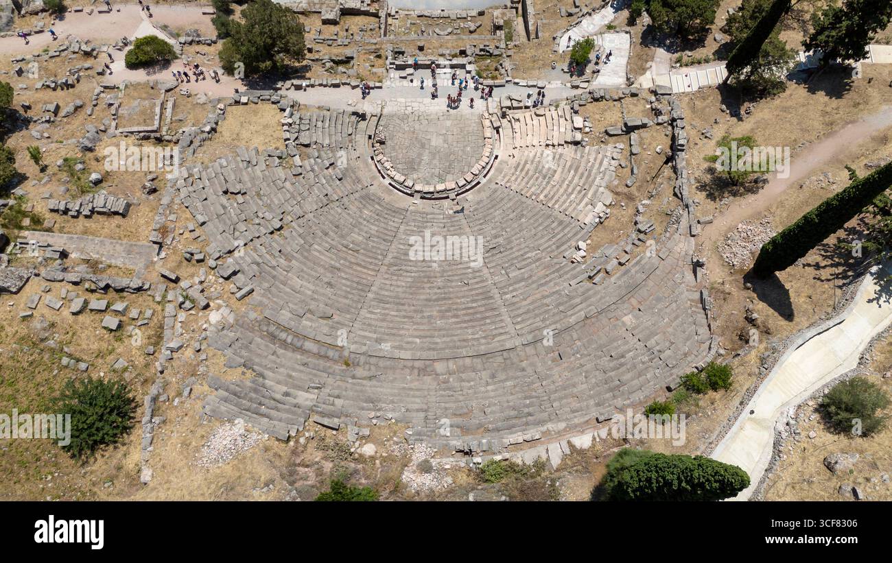 Antike Ausgrabungsstätte Delphi in Griechenland, Heiliger Apollotempel auf dem Berg Parnass mit antiken Ruinen und dramatischer Berglandschaft Stockfoto