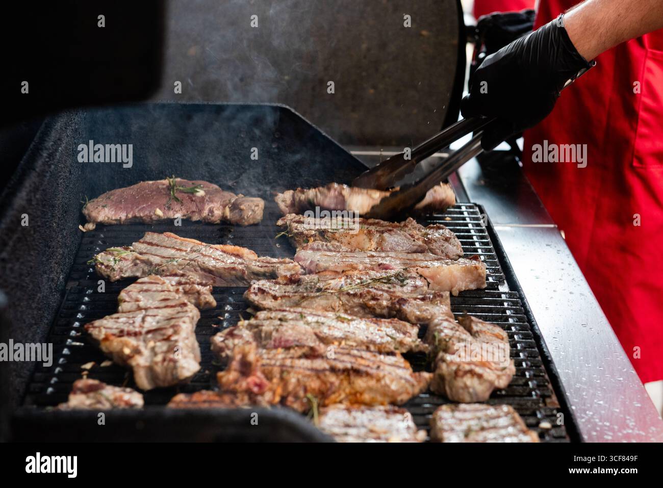 Köstliche Steaks werden auf dem Grill gekocht Stockfoto