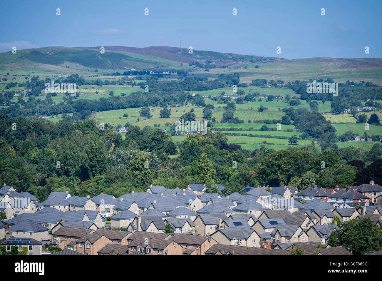 Eine neue Wohnsiedlung wurde auf Grüngürtel in unmittelbarer Nähe der Lancashire Fells einschließlich Bowland fertiggestellt. Clitheroe, Ribble Valley. Stockfoto