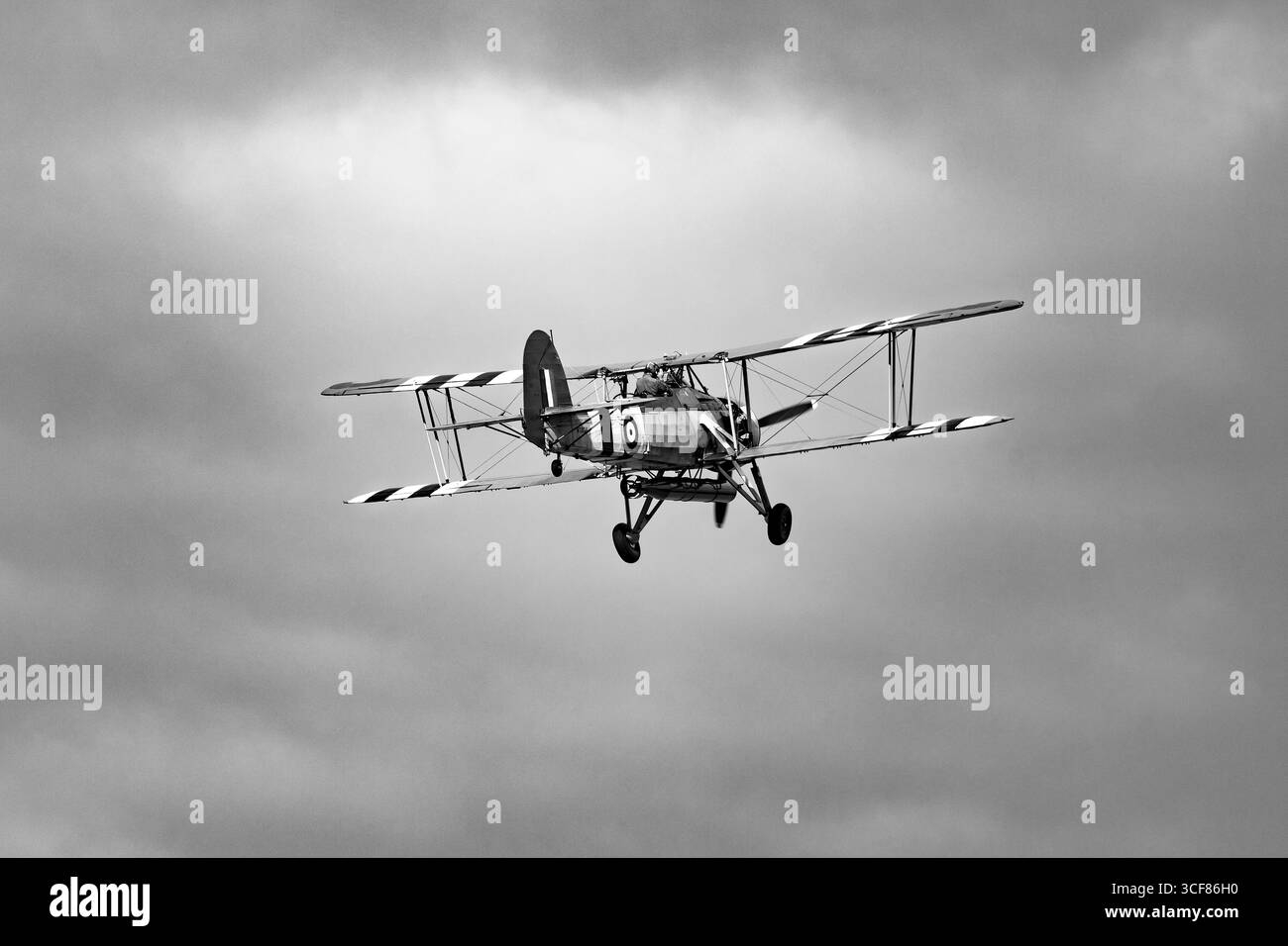 Schwarz-weiß, einfarbig, Fairey Schwertfisch Mk1 der Navy Wings, RN Historic Flight. Von Blackburns gebaut ist ein Blackfish. Bekannt als Stringbag. Stockfoto
