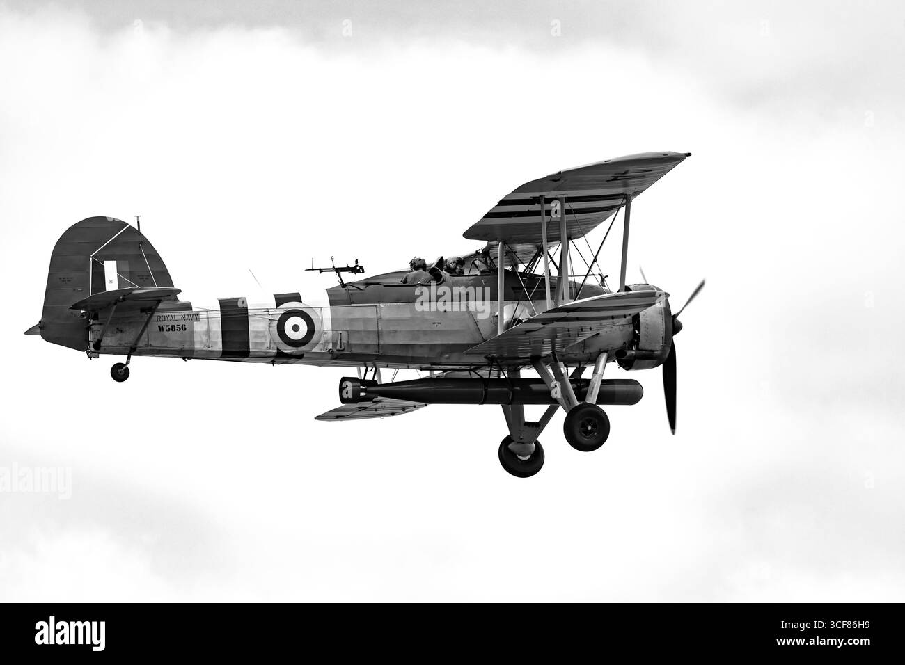 Schwarz-weiß, einfarbig, Fairey Schwertfisch Mk1 der Navy Wings, RN Historic Flight. Von Blackburns gebaut ist ein Blackfish. Bekannt als Stringbag. Stockfoto