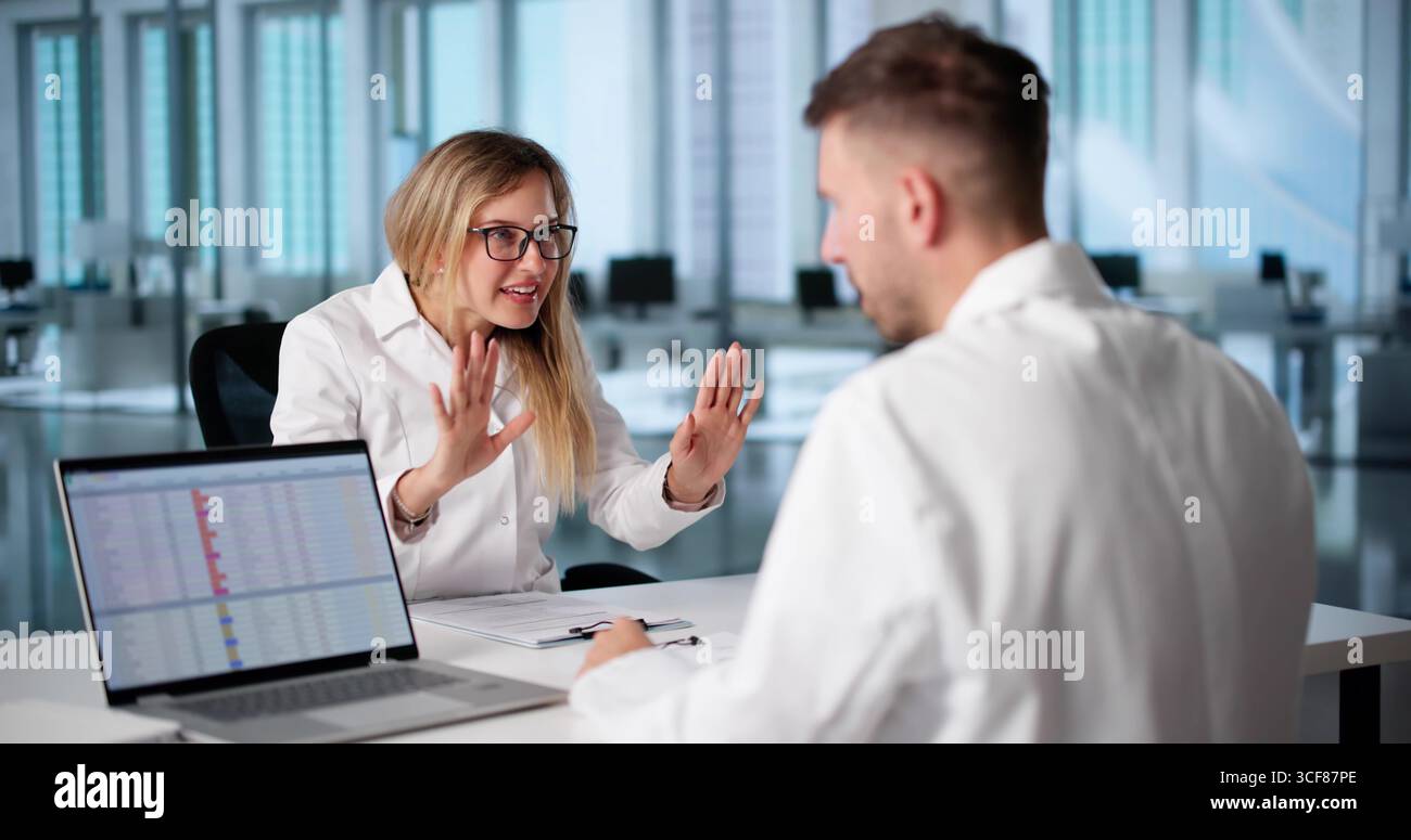 Ärzte Streiten Sich Während Der Besprechung Des Krankenhauspersonals Über Den Behandlungsplan. Stockfoto