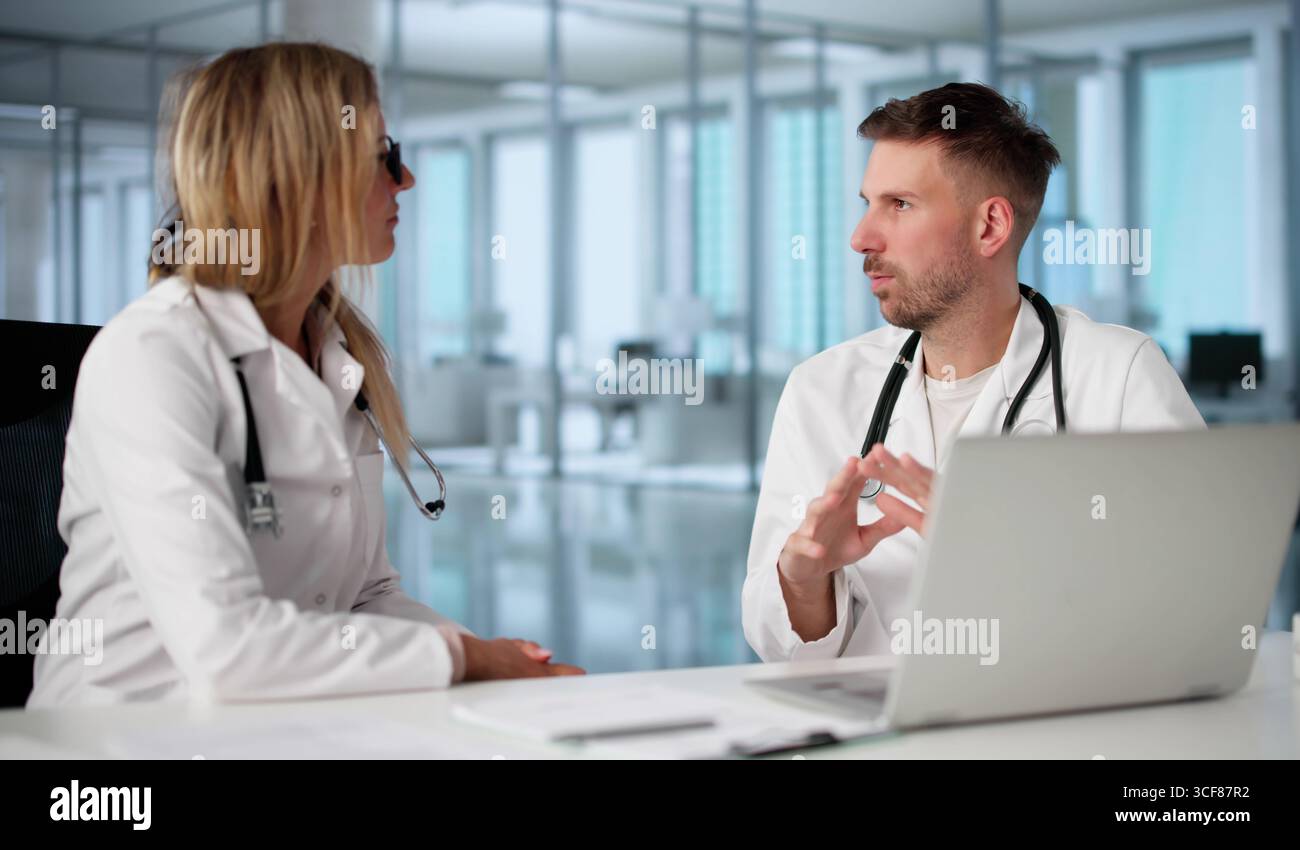 In Einem Krankenhaus führen zwei Ärzte Ein Bewerbungsgespräch. Stockfoto