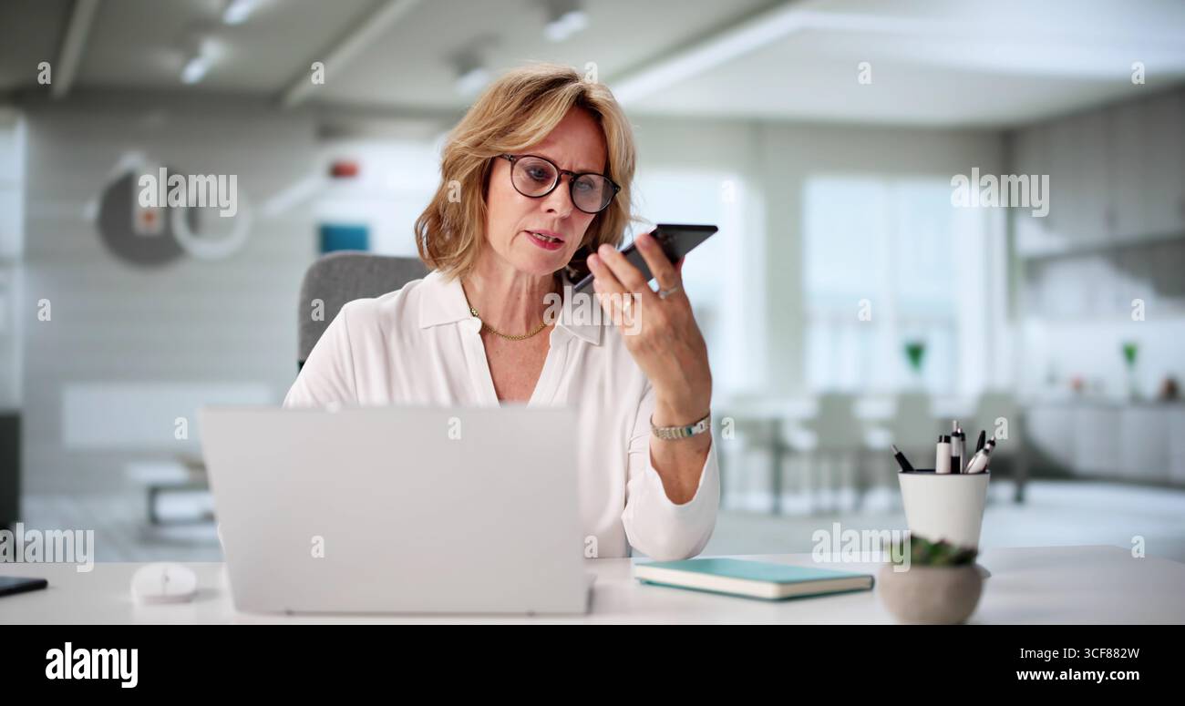 Professionelle Frau, Die Kundenanrufe Und Computerarbeit Von Zu Hause Aus Verwaltet Stockfoto