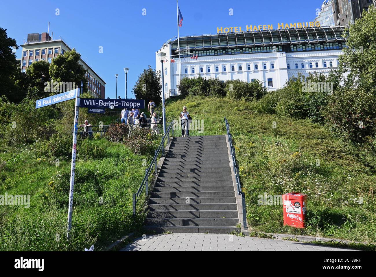 Hamburg. Die Willi Bartels Treppe ist eine beliebte Hamburger Sehenswürdigkeit an den St. Pauli Landungsbrücken *** Hamburg die Willi Bartels Treppe ist eine beliebte Hamburger Attraktion an den St. Pauli Landungsbrücken Stockfoto