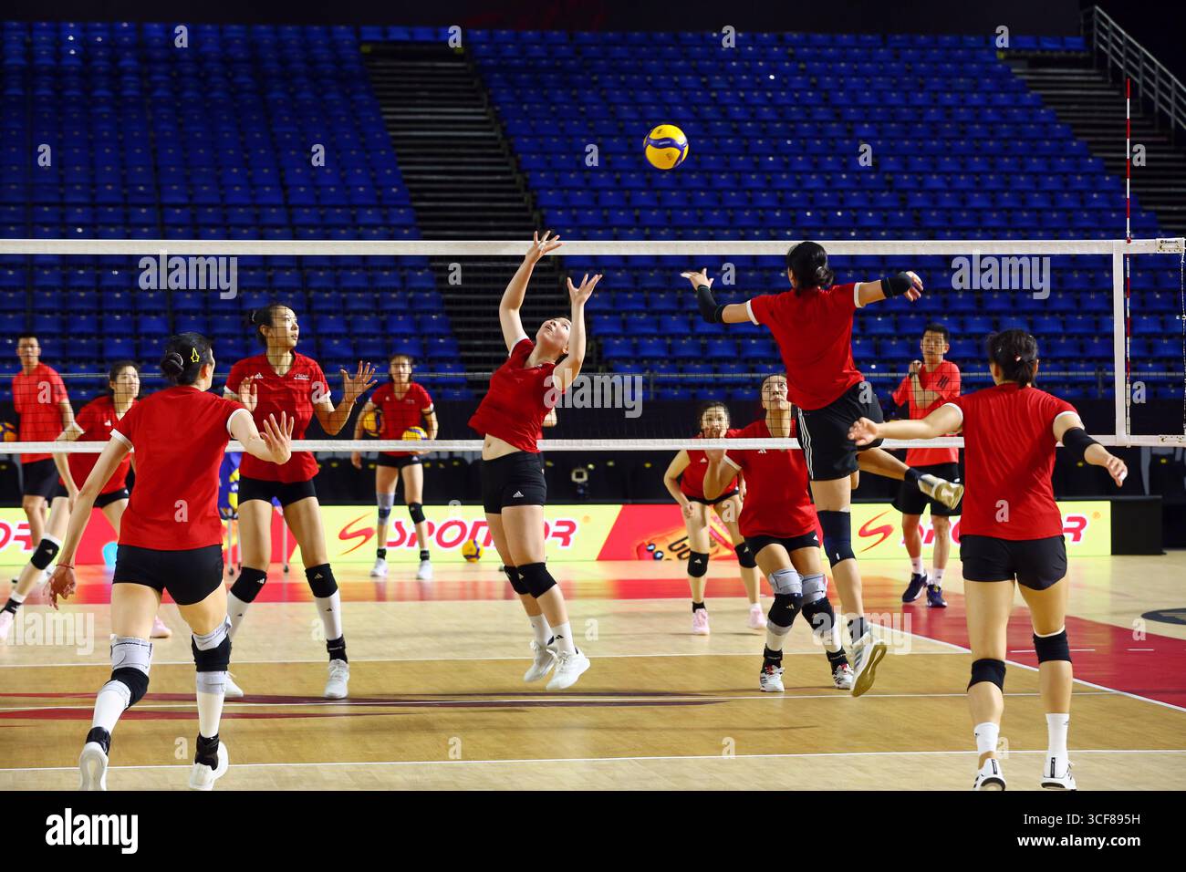 Chiang Mai, Thailand. August 2025. Spieler des Teams China nehmen an einem Training vor der FIVB Frauen-Volleyball-Weltmeisterschaft in Chiang Mai, Thailand, am 21. August 2025 Teil. Quelle: Sun Weitong/Xinhua/Alamy Live News Stockfoto