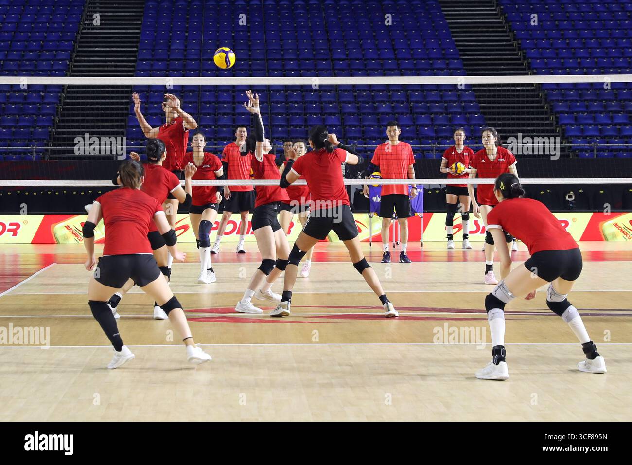 Chiang Mai, Thailand. August 2025. Spieler des Teams China nehmen an einem Training vor der FIVB Frauen-Volleyball-Weltmeisterschaft in Chiang Mai, Thailand, am 21. August 2025 Teil. Quelle: Sun Weitong/Xinhua/Alamy Live News Stockfoto