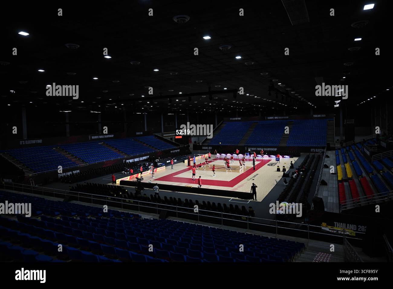 Chiang Mai, Thailand. August 2025. Spieler des Teams China nehmen an einem Training vor der FIVB Frauen-Volleyball-Weltmeisterschaft in Chiang Mai, Thailand, am 21. August 2025 Teil. Quelle: Hou Zhaokang/Xinhua/Alamy Live News Stockfoto