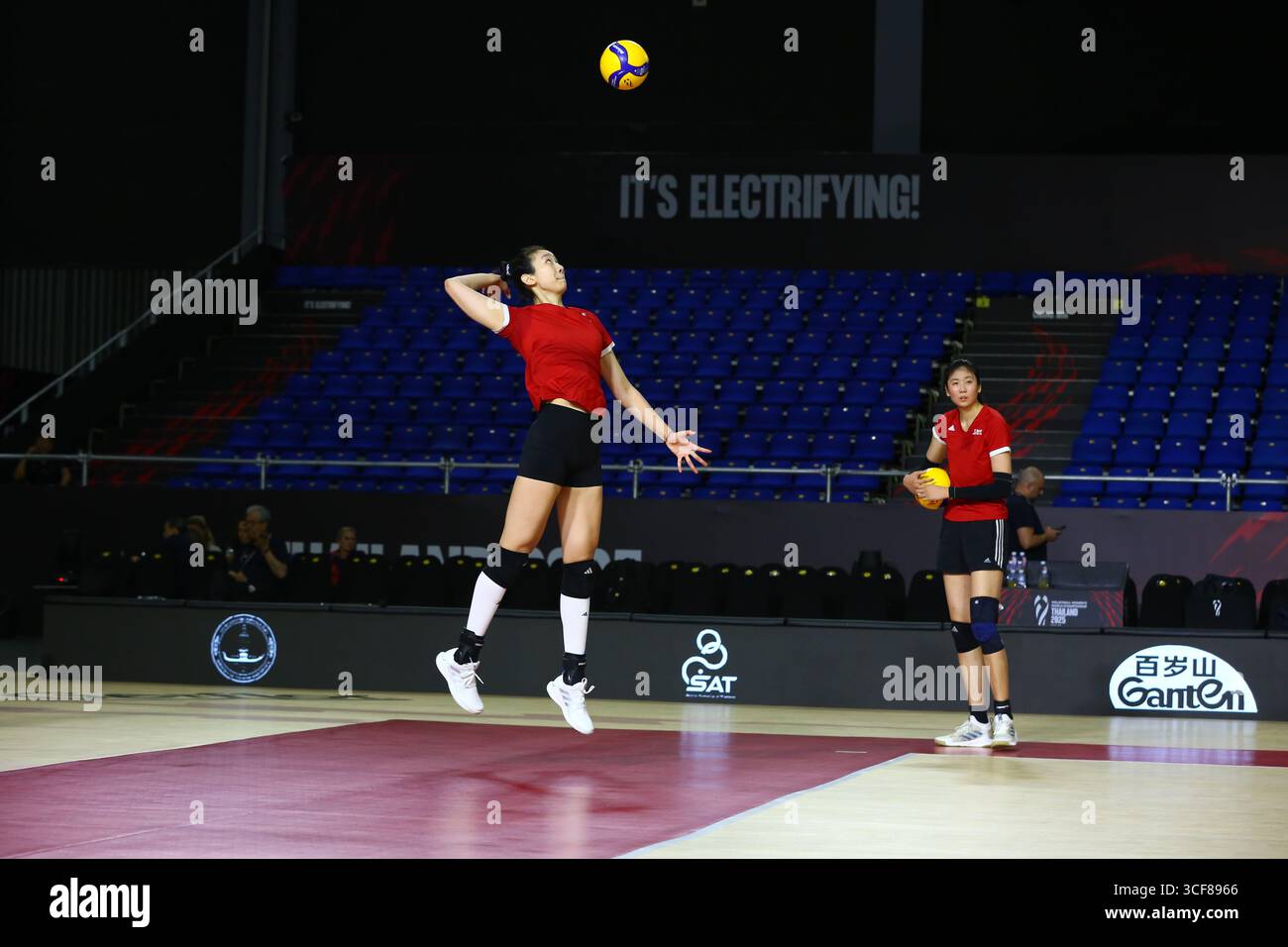 Chiang Mai, Thailand. August 2025. Spieler des Teams China nehmen an einem Training vor der FIVB Frauen-Volleyball-Weltmeisterschaft in Chiang Mai, Thailand, am 21. August 2025 Teil. Quelle: Sun Weitong/Xinhua/Alamy Live News Stockfoto