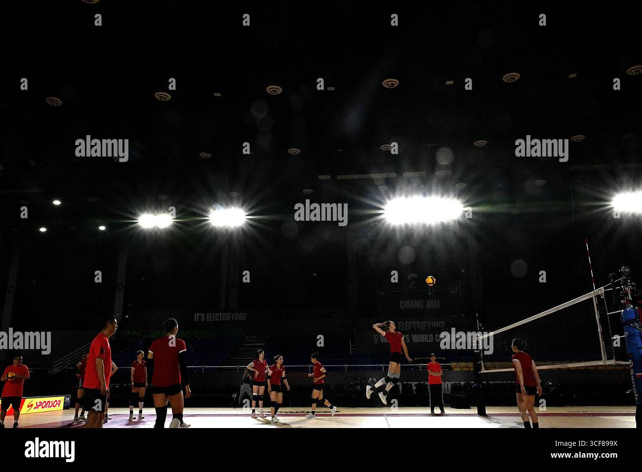 Chiang Mai, Thailand. August 2025. Spieler des Teams China nehmen an einem Training vor der FIVB Frauen-Volleyball-Weltmeisterschaft in Chiang Mai, Thailand, am 21. August 2025 Teil. Quelle: Hou Zhaokang/Xinhua/Alamy Live News Stockfoto