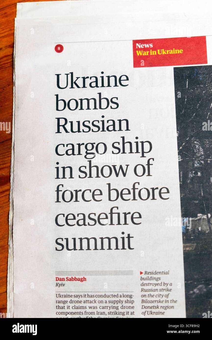 "Ukraine bombardiert russisches Frachtschiff vor dem Waffenstillstandsgipfel unter Beweis der Gewalt", titelt die Zeitung Guardian Russland Ukraine Krieg artikel 16 August 2025 Vereinigtes Königreich Stockfoto