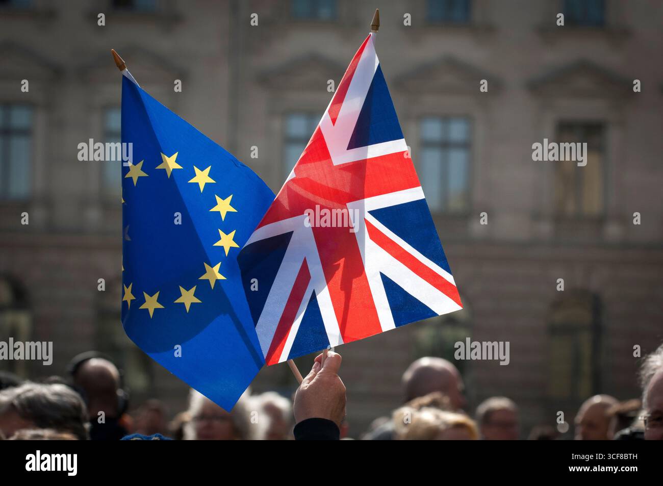 Die Engländer und die Europäer fliegen beim „Marsch für Europa“ in Berlin. Zum 60. Jahrestag der Römischen Verträge. Stockfoto