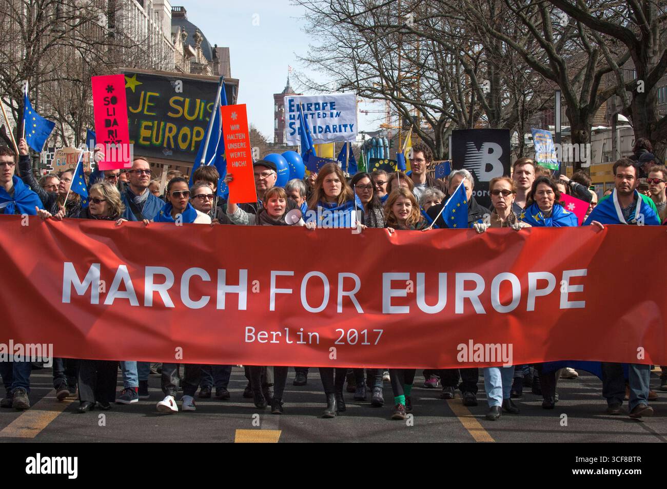 Europäer beim "Marsch für Europa" in Berlin. Zum 60. Jahrestag der Römischen Verträge. Stockfoto