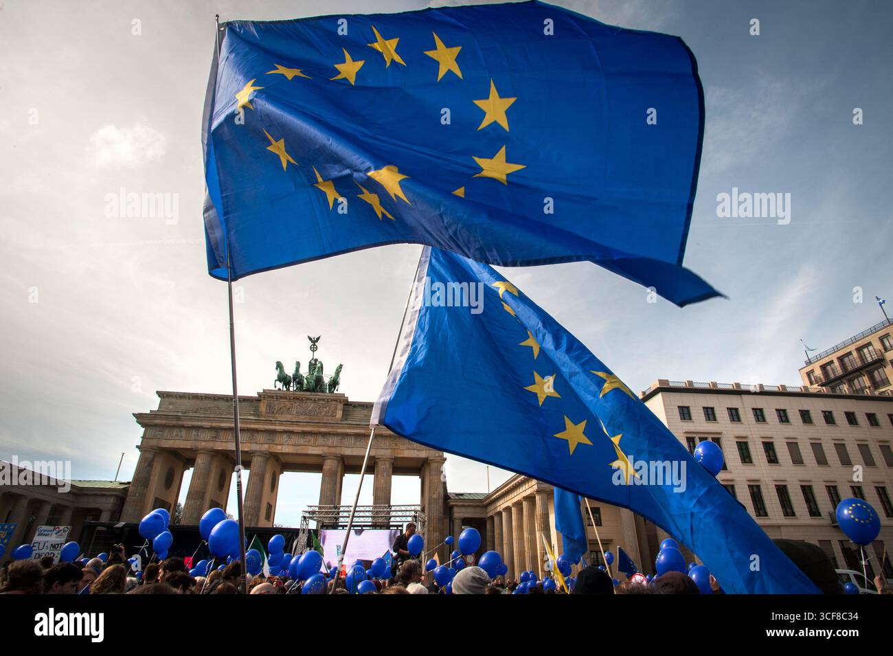 Die Europäer treffen sich auf dem „Marsch für Europa“, Brandenburger Tor, Berlin, Deutschland. Zum 60. Jahrestag der Römischen Verträge. Stockfoto