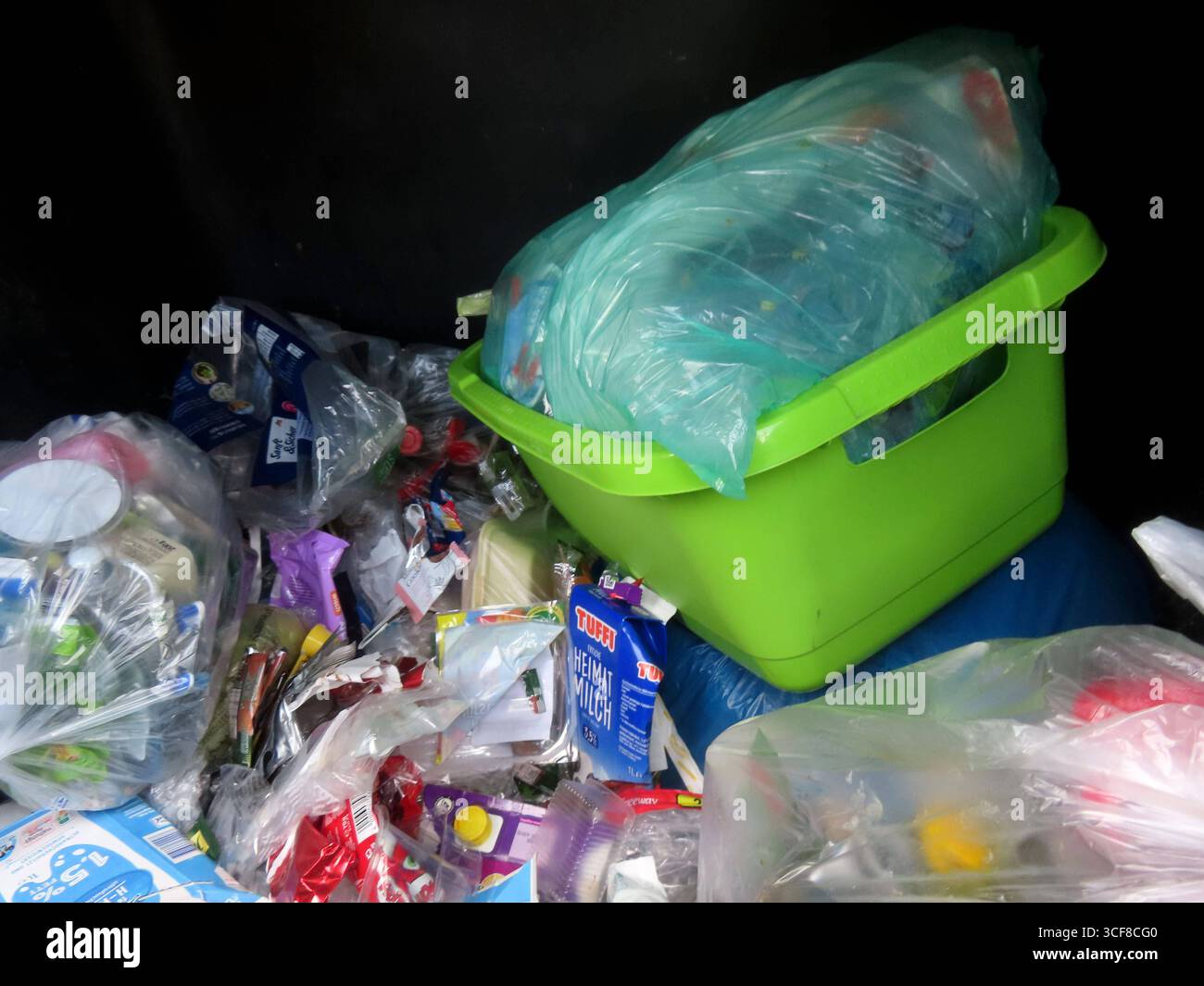 Eine Plastik Badewann ist keine Umverpackung - schon vom Aussehen her ist da kein Irrtum moeglich Umverpackung - die Badewanne liegt hier falsch *** eine Plastikbadewanne ist keine Außenverpackung, auch in Bezug auf ihre Optik gibt es keinen Fehler an der Außenverpackung, die Badewanne ist hier falsch Stockfoto