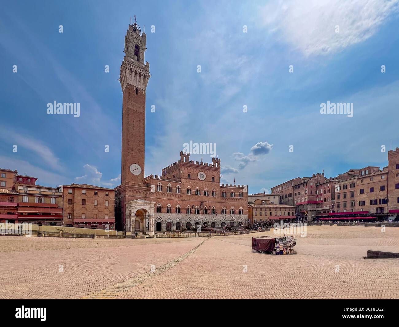 Siena, Toskana, Italien - 14. August 2025: Stadtbild mit dem Palazzo Pubblico (Rathaus) und dem Mangia-Turm auf der Piazza del Campo für den Freund vorbereitet Stockfoto