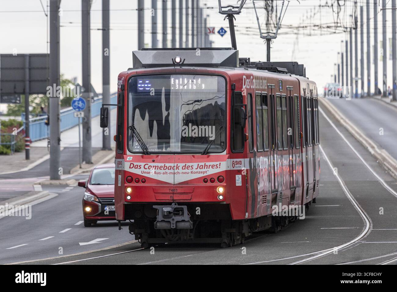Straßenbahn auf der Kennedy-Brücke - Bonn, Nordrhein-Westfalen, Deutschland Stockfoto