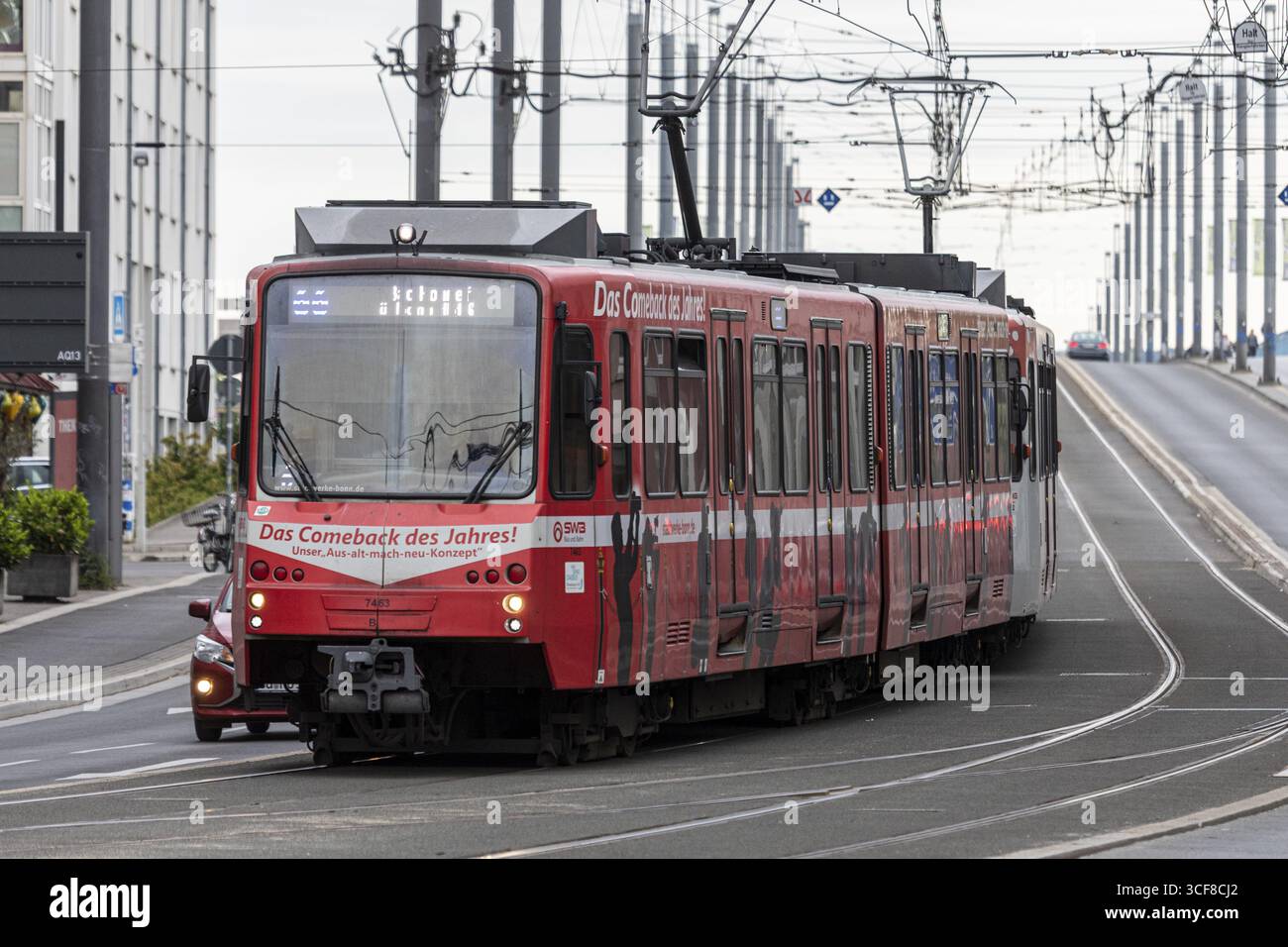 Straßenbahn auf der Kennedy-Brücke - Bonn, Nordrhein-Westfalen, Deutschland Stockfoto