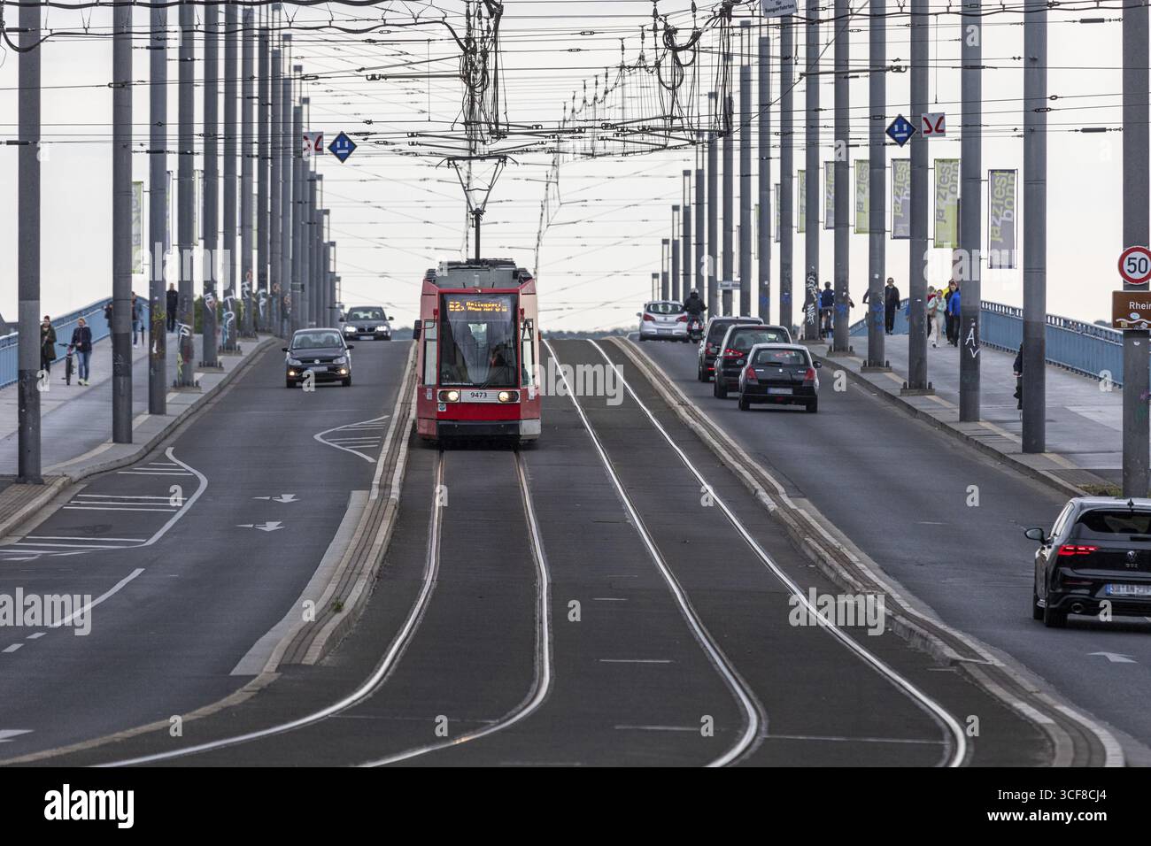 Straßenbahn auf der Kennedy-Brücke - Bonn, Nordrhein-Westfalen, Deutschland Stockfoto