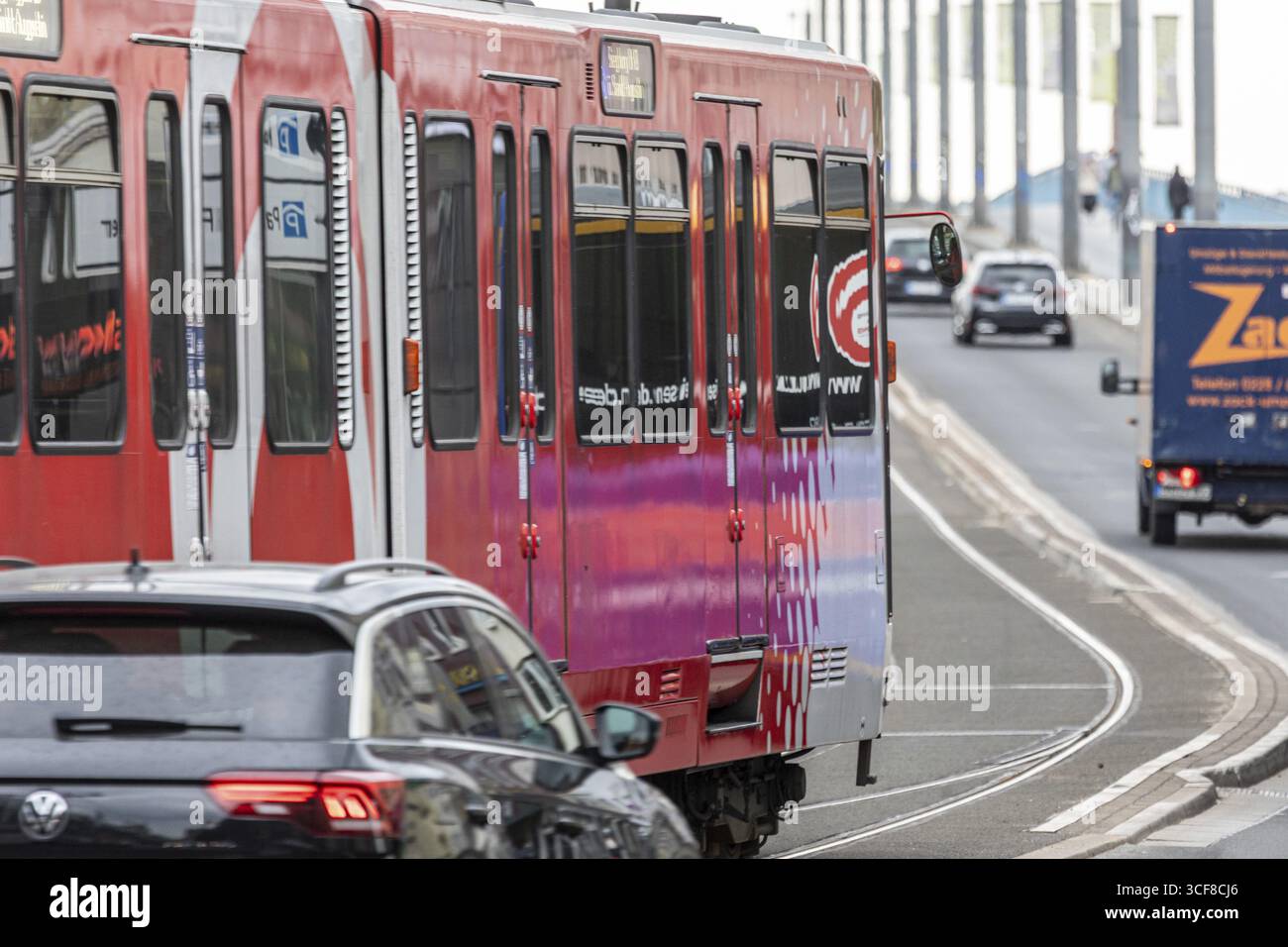 Straßenbahn auf der Kennedy-Brücke - Bonn, Nordrhein-Westfalen, Deutschland Stockfoto