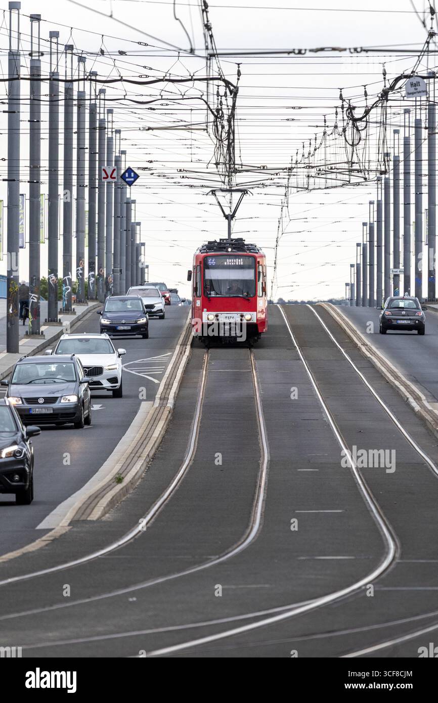 Straßenbahn auf der Kennedy-Brücke - Bonn, Nordrhein-Westfalen, Deutschland Stockfoto