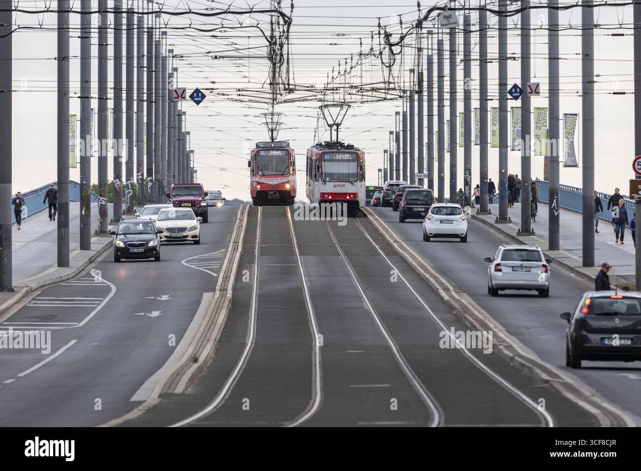 Straßenbahn auf der Kennedy-Brücke - Bonn, Nordrhein-Westfalen, Deutschland Stockfoto