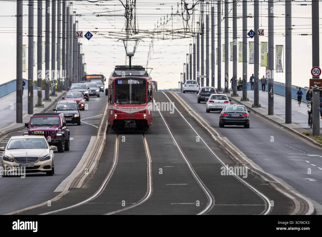 Straßenbahn auf der Kennedy-Brücke - Bonn, Nordrhein-Westfalen, Deutschland Stockfoto