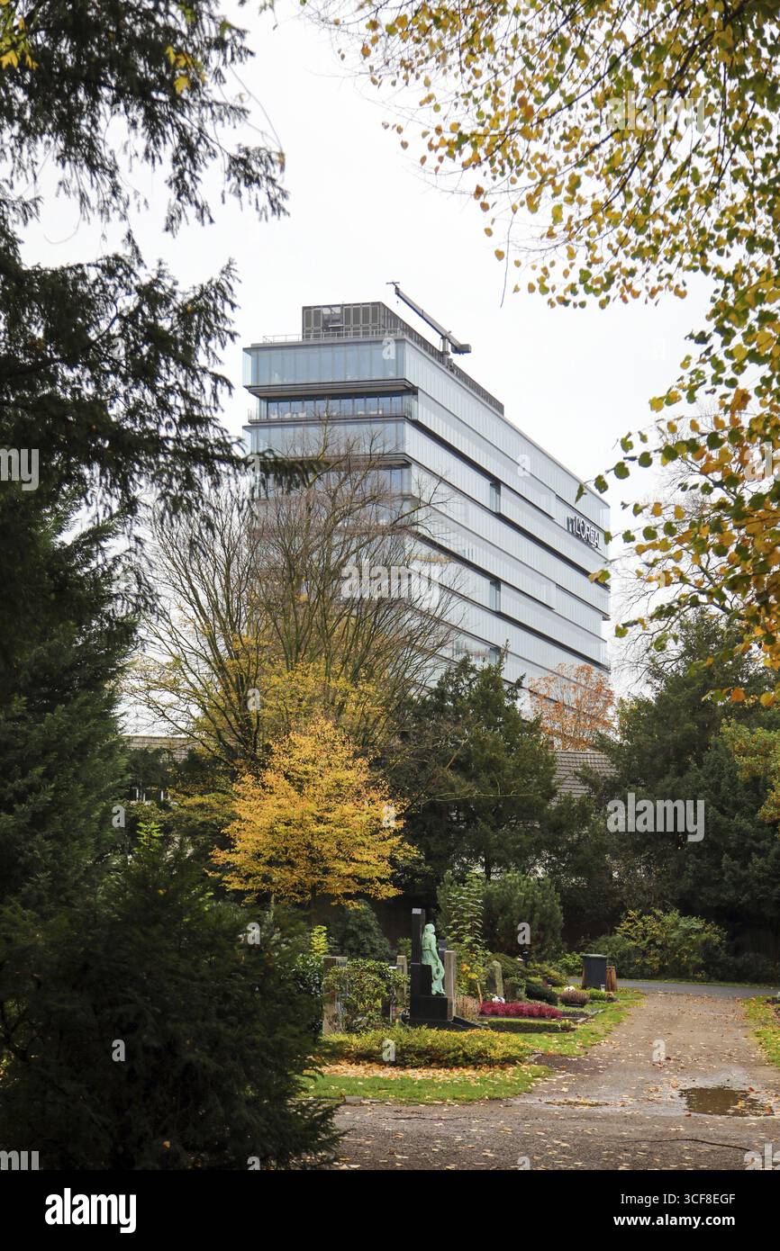 Loreal Deutschland, im Vordergrund der Nordfriedhof, Düsseldorf, Nordrhein-Westfalen, Nordrhein-Westfalen, Deutschland Stockfoto