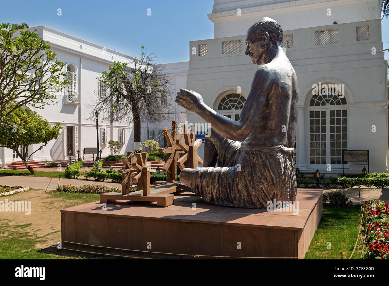 Statue von Gandhi mit seinem Webstuhl bei Raj Ghat Stockfoto