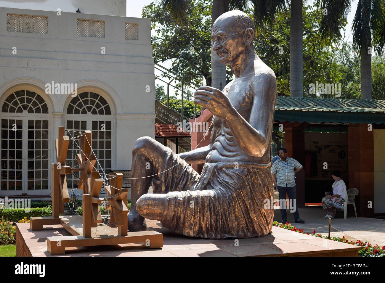 Statue von Gandhi mit seinem Webstuhl bei Raj Ghat Stockfoto