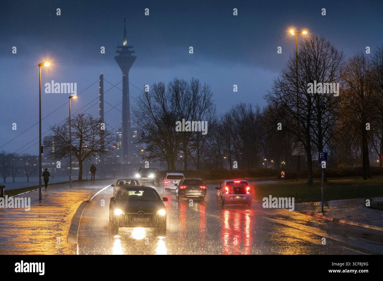 Starkregen verursacht schwierige Straßenverhältnisse in Düsseldorf am Rhein, im Hintergrund die Rheinkniebruecke und der Rheinturm, regnerisches Wetter, Heav Stockfoto
