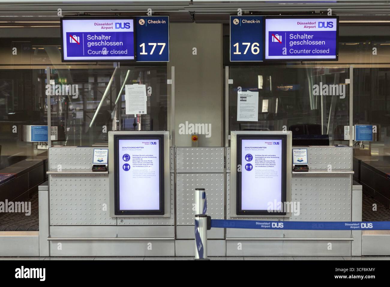 Flughafen Düsseldorf, DUS, Abflughalle, Terminal, Flughafen International während der Corona-Krise gesperrt, kaum Reisen und nur wenige Abfahrten c Stockfoto