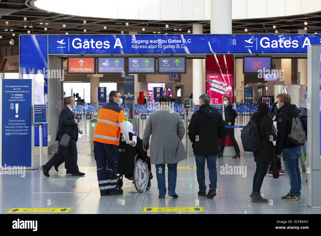 Flughafen Düsseldorf, DUS, Abflughalle, Terminal, Flughafen International während der Corona-Krise gesperrt, kaum Reisen und nur wenige Abfahrten c Stockfoto