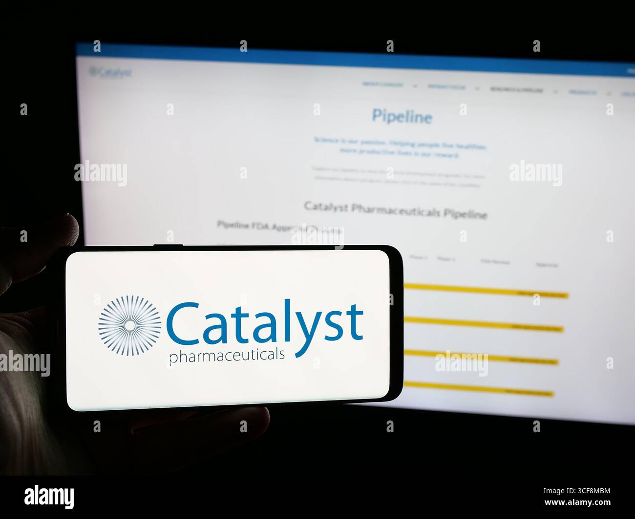 Stuttgart, Deutschland - 08.07.2025: Person, die ein Smartphone mit dem Logo des US-amerikanischen Unternehmens Catalyst Pharmaceuticals Inc. Auf dem Bildschirm vor der Website hält. Stockfoto