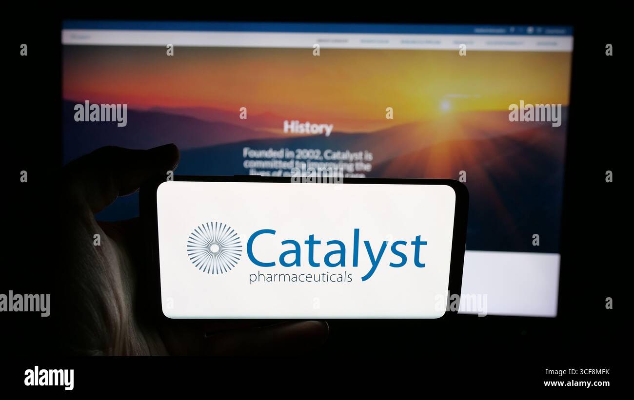 Stuttgart, Deutschland - 08.07.2025: Person, die ein Mobiltelefon mit dem Logo des US-amerikanischen Unternehmens Catalyst Pharmaceuticals Inc. Auf dem Bildschirm vor der Webseite hält. Stockfoto
