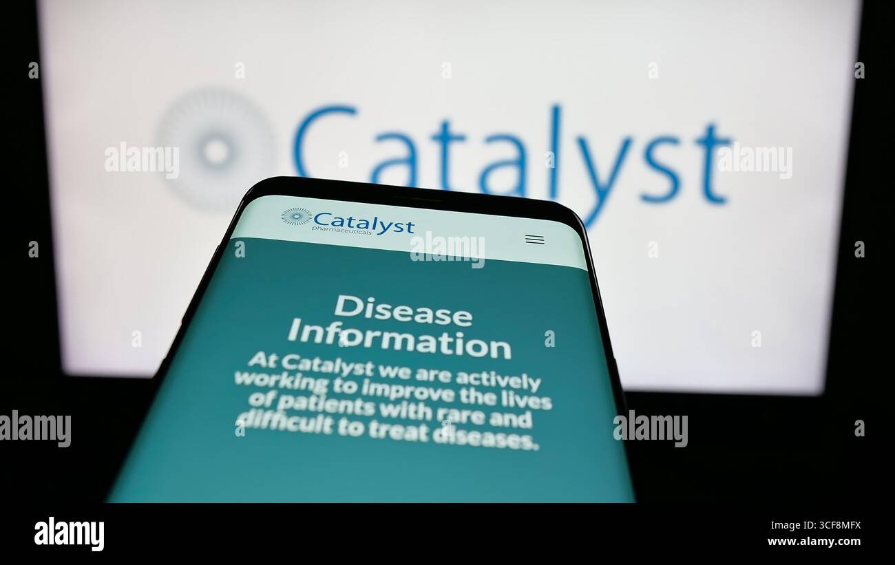 Stuttgart, Deutschland - 08.07.2025: Mobiltelefon mit Website des US-amerikanischen Unternehmens Catalyst Pharmaceuticals Inc. Auf dem Bildschirm vor dem Logo. Stockfoto
