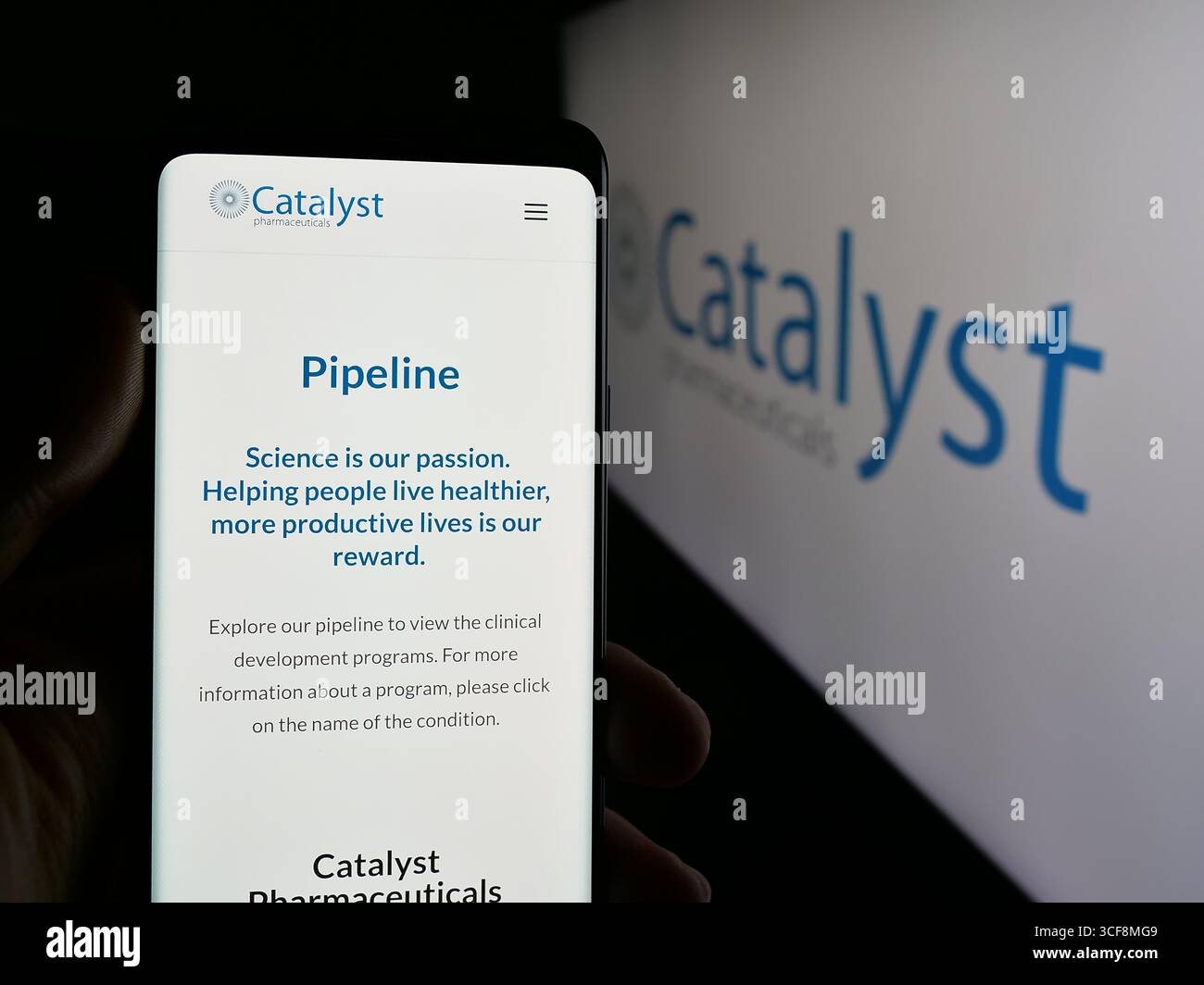 Stuttgart, Deutschland - 08.07.2025: Person, die ein Mobiltelefon hält, mit Webseite des US-amerikanischen Unternehmens Catalyst Pharmaceuticals Inc. Auf dem Bildschirm vor dem Logo. Stockfoto